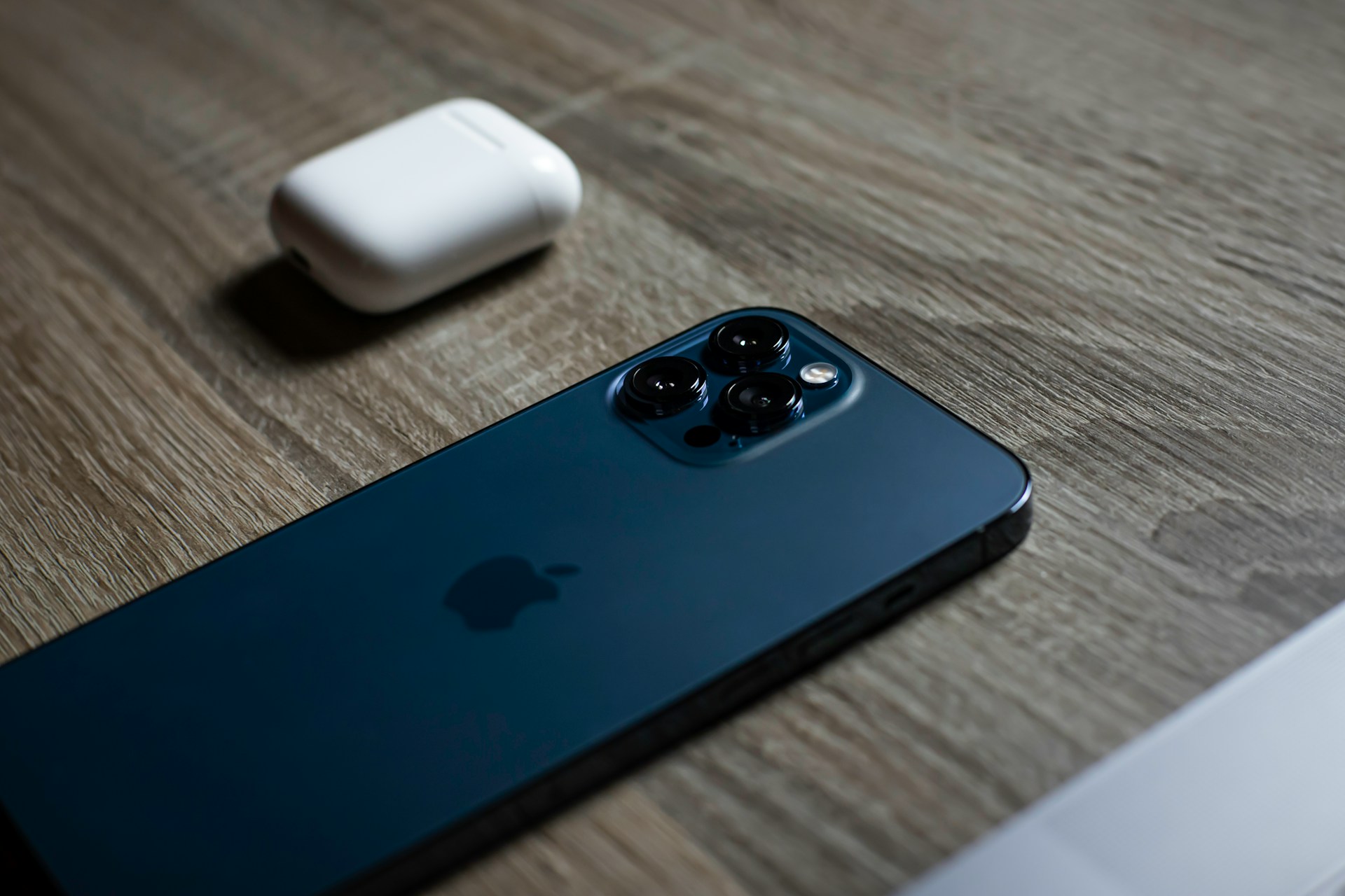 Amazing Deal Alert: Get iPhone 15 and AirPods for Just Rs 64,749 on Flipkart!